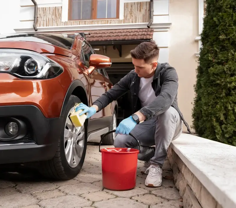 Lavage auto à domicile Péron : professionnel intervenant sur un véhicule